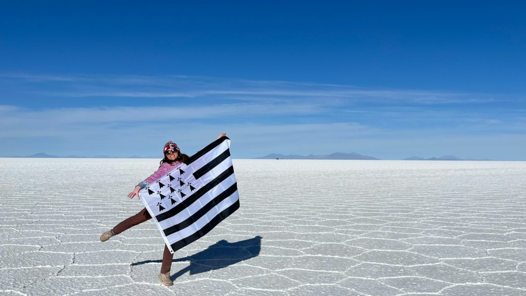 Photo with the breton flag in the Uyuni salt flats, Bolivia.