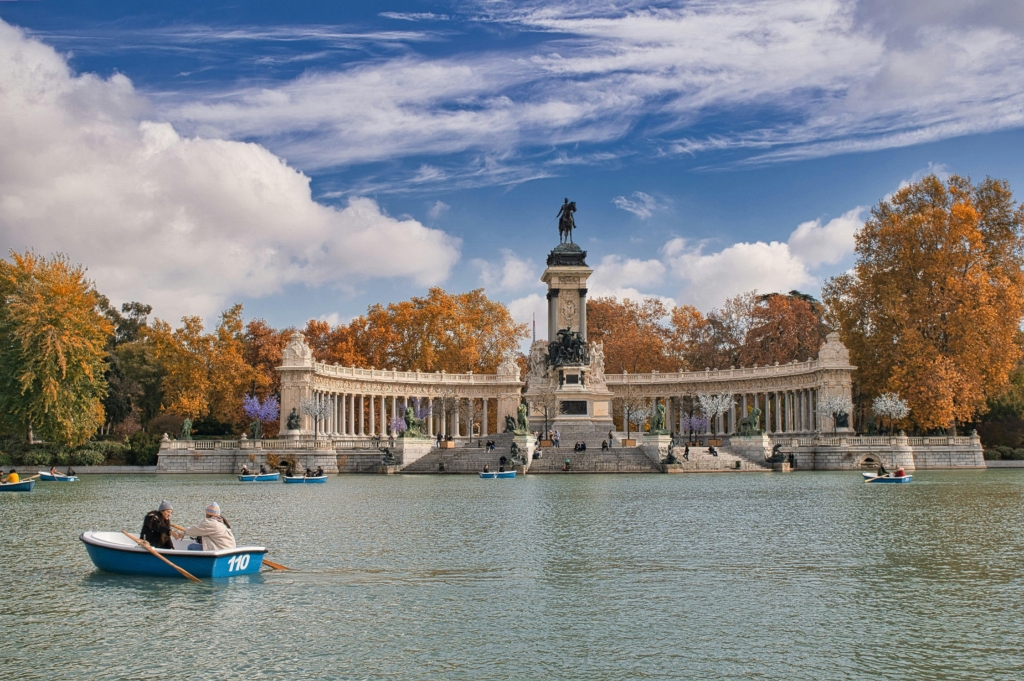 Park in Buenos Aires, with a lake