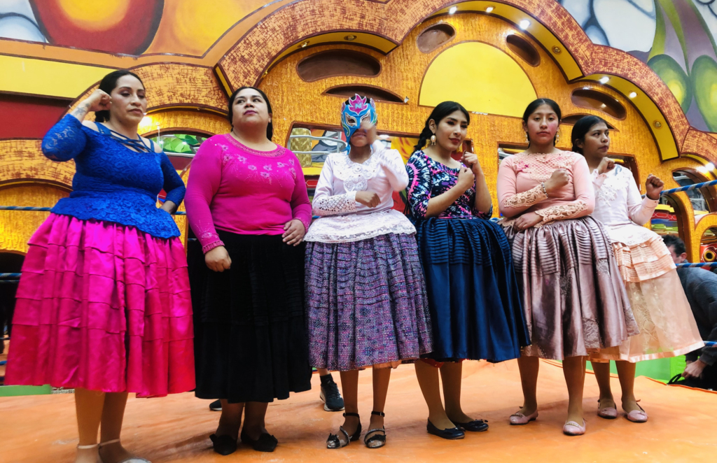 Six Cholitas posing